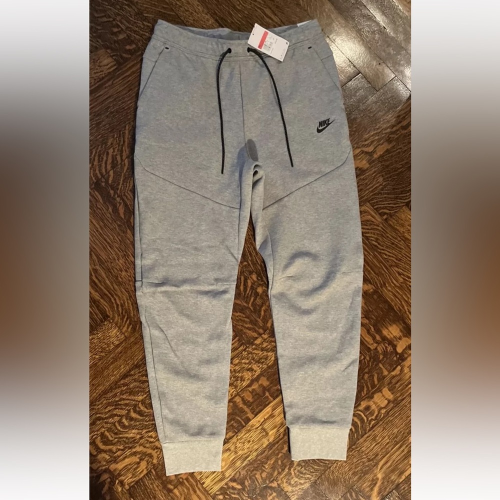 New. Nike Men’s Gray Tech Fleece Jogger Sweatpant Slim Fit Size L.